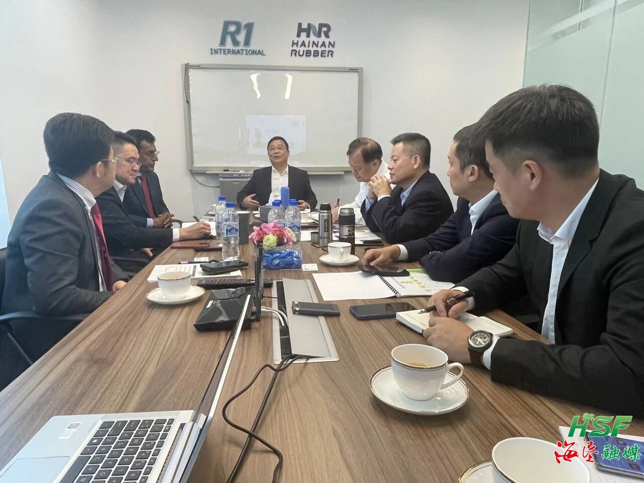 包洪文一行与R1公司座谈交流。。。。